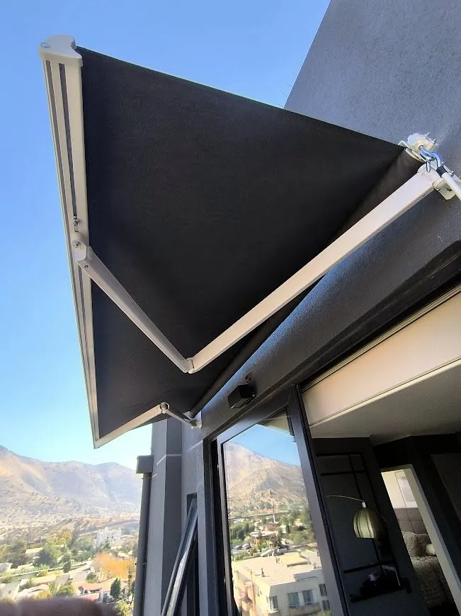 Toldo retráctil instalado por Andes Vista
